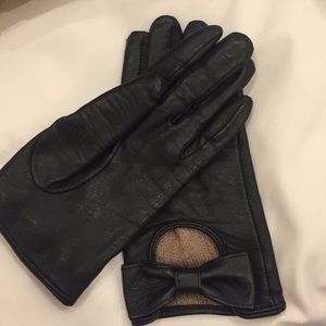 Leather black bow gloves